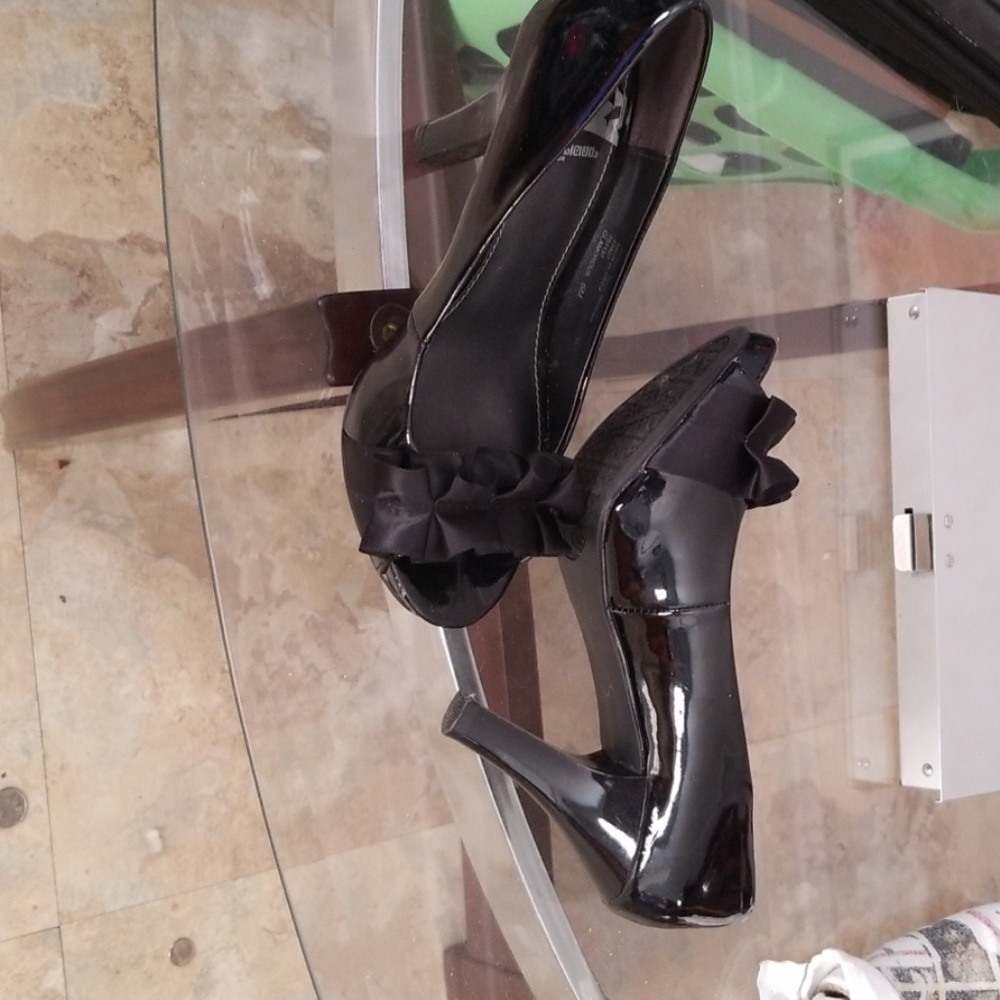 Size 6 black Fergalicious heels